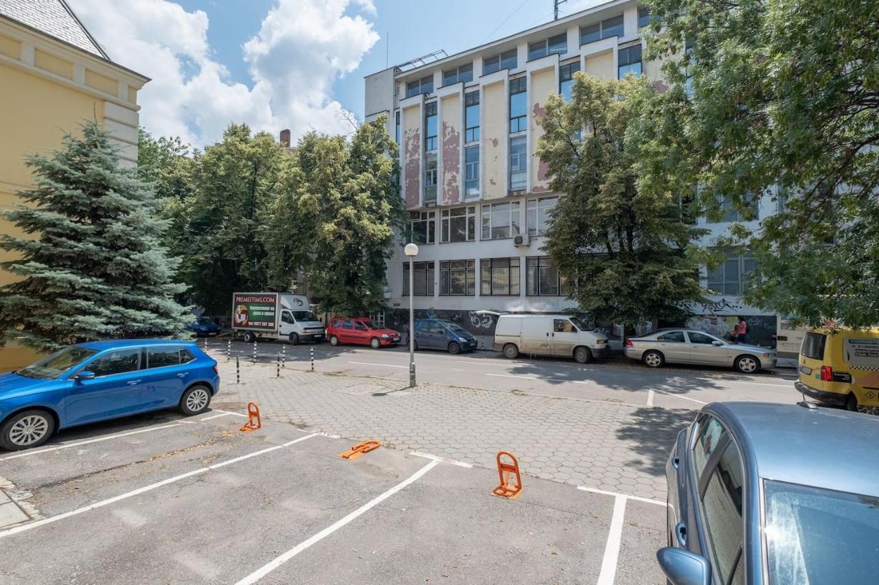Sophisticated Gem With Private Parking Apartment