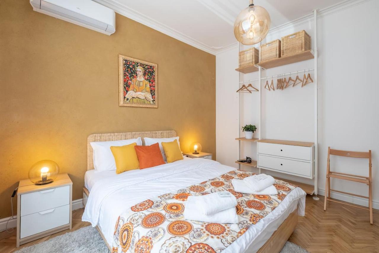 Sophisticated Gem With Private Parking Apartment *